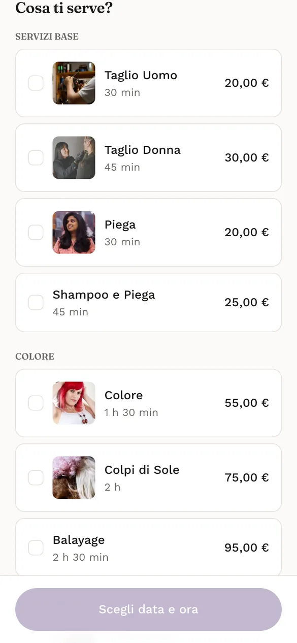 La pagina di prenotazione di un centro estetico dal telefono, con l'elenco dei trattamenti, prezzo e durata